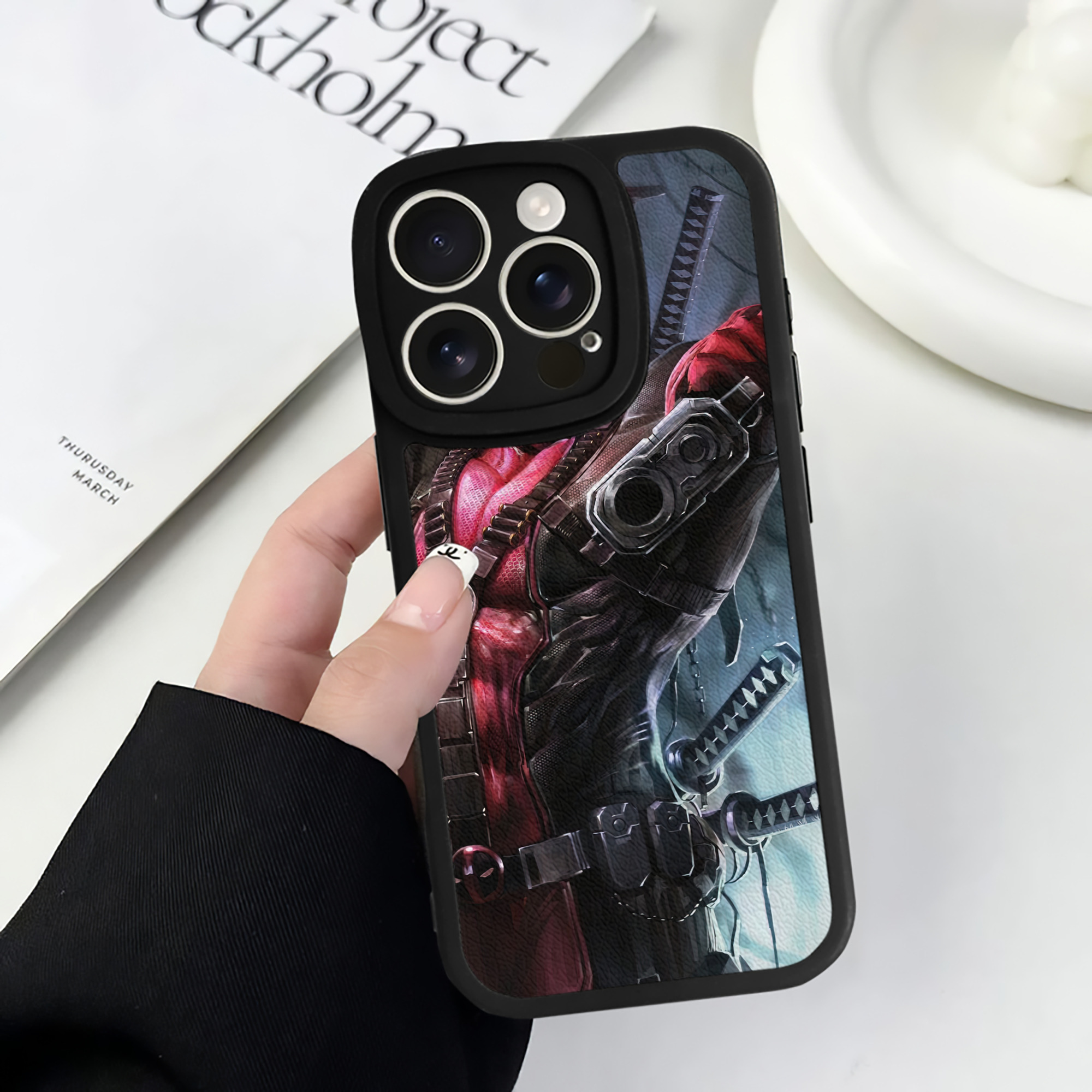 （画像用） Deadpool デッドプール 【iPhone 16シリーズ対応】シリコンスマホケース（レザー調） 材質：シリコン